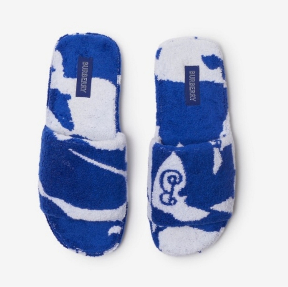 Burberry Blue/White Knight IP Pattern Fabric Slippers on Rubber Sole - Picture 2 of 9